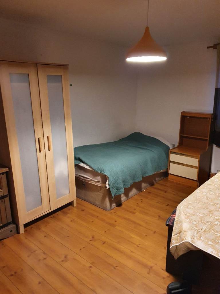 Large single bed room share clean and tidy spacious in EH15 FREE PARKING, NO COUNCIL TAX