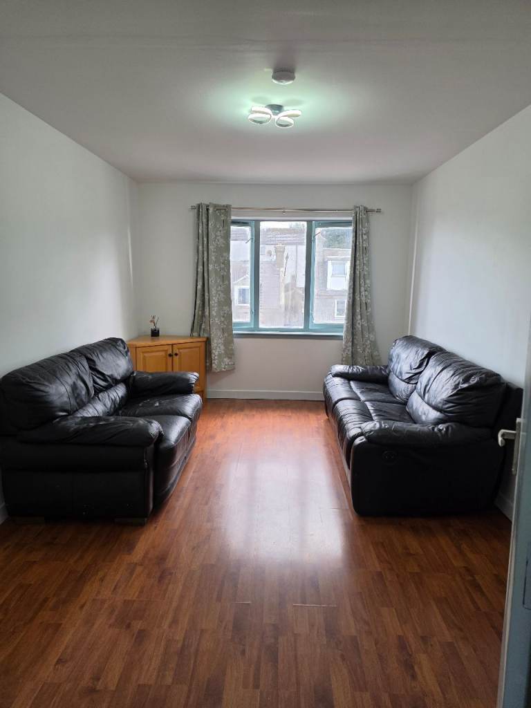 2 fully furniture bedroom flat to rent with private parking