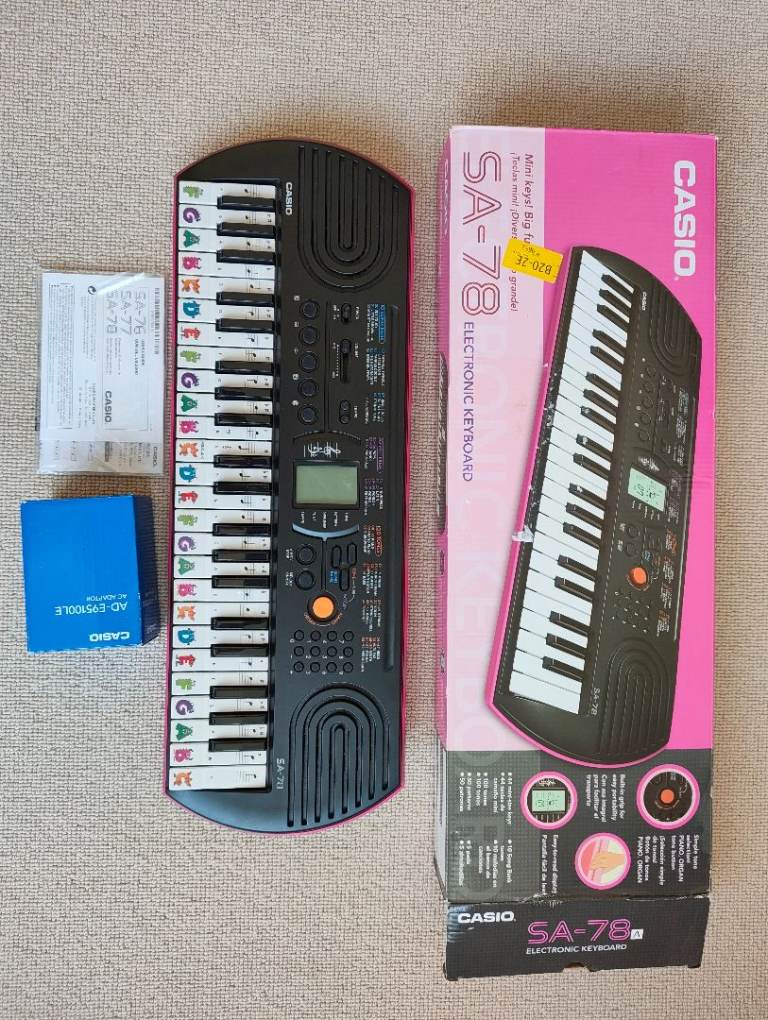 Casio SA-78 Mini 44 Keys keyboard in black and pink