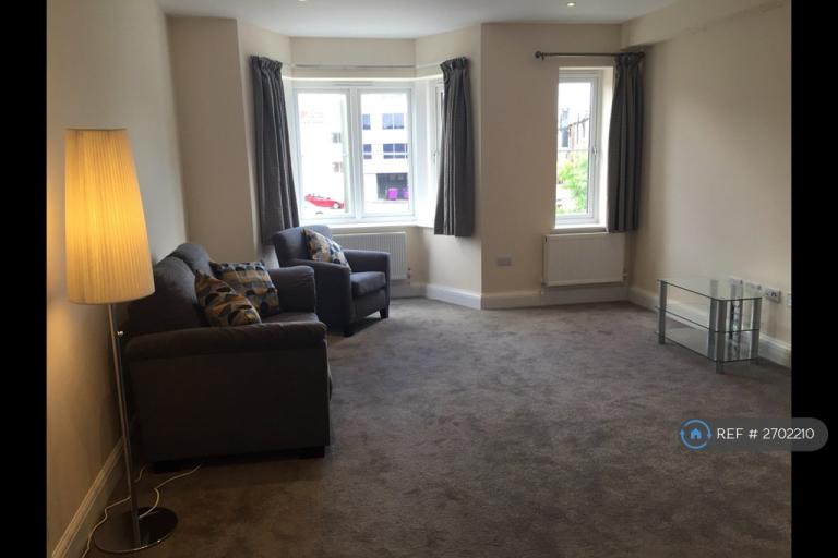 1 bedroom flat in Durham Road, Raynes Park, SW20 (1 bed) (#2702210)