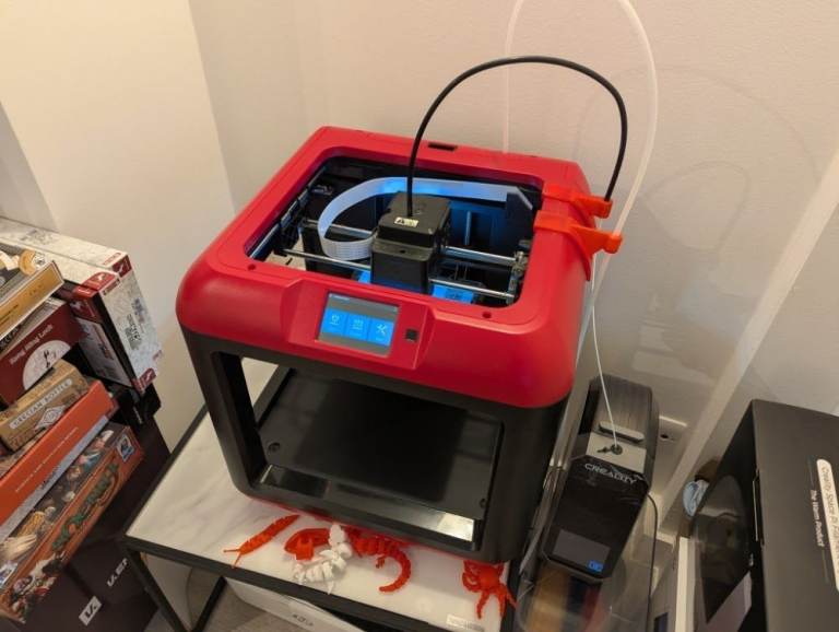 FlashForge Finder 3D Printer – Excellent Condition (Low 171 Hours!) + 2 PLA Filaments