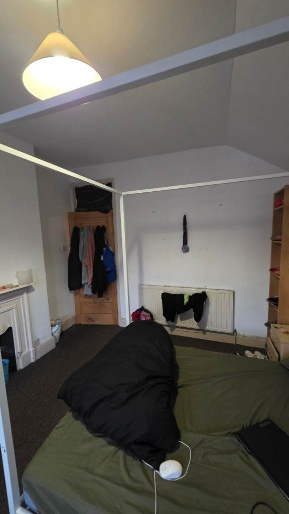 Double bedroom in shared house next to heath hospital