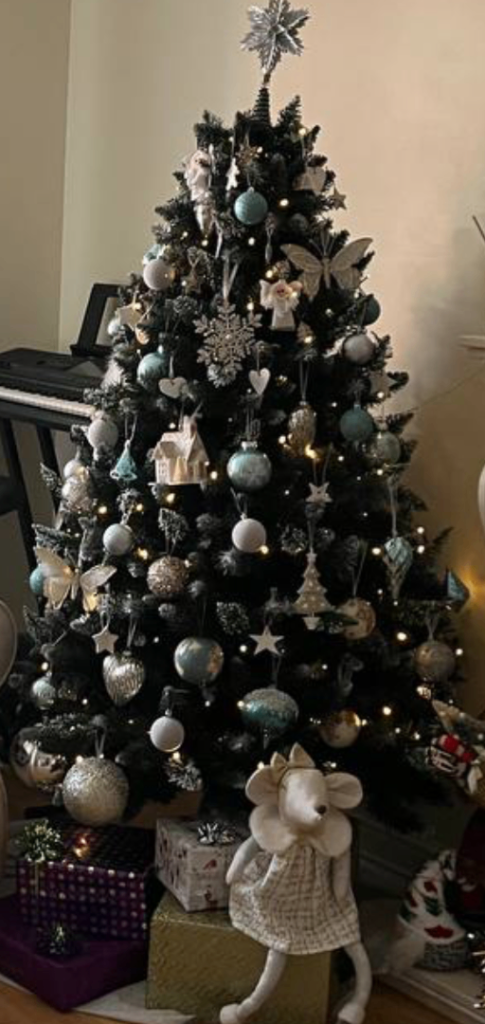 Artificial Christmas Tree with Frosted Tips and Pinecones
