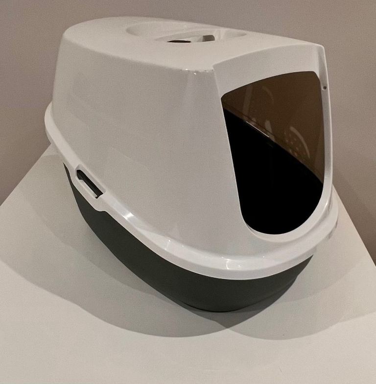 Hooded cat litter box