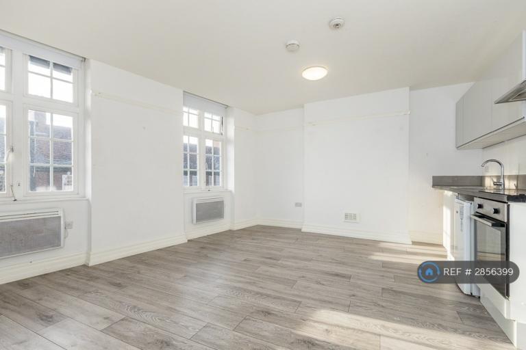 1 bedroom flat in Golders Way, London, NW11 (1 bed) (#2856399)