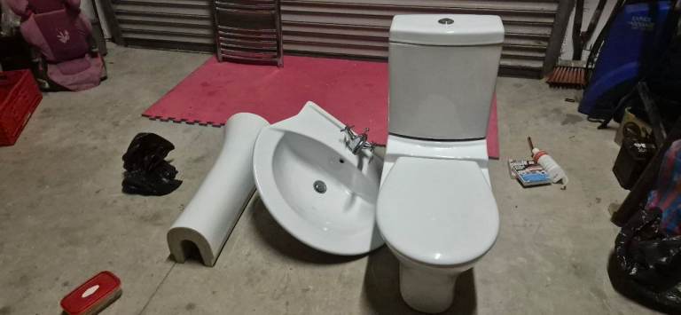 Toilet sink towel.rail