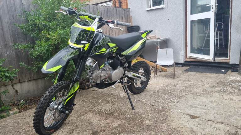 STOMP 125CC 4 STROKE PIT BIKE LIKE NEW!!