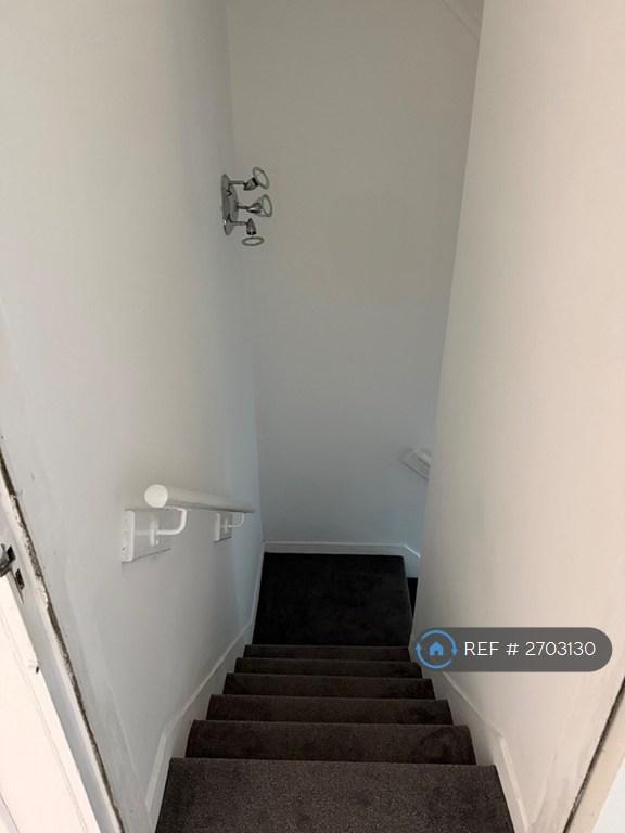 2 bedroom flat in Hanbridge Avenue, Newcastle-Under-Lyme, ST5 (2 bed) (#2703130)