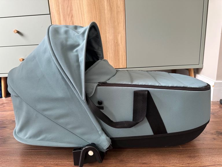 Babyzen YOYO Bassinet in Aqua + mattress protector + cotton sheet