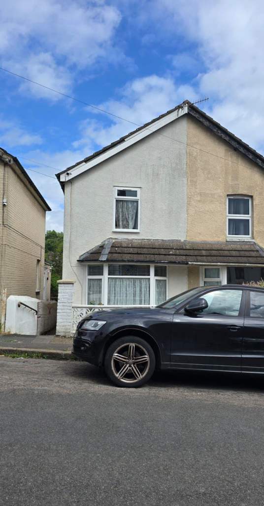 2 Bed Semi-Detached House | High Wycombe | £1650 PCM | Study Room | Gardens