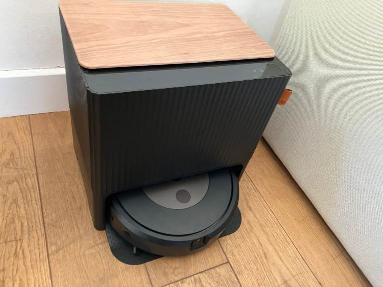 iRobot Roomba Clean Base Auto-Fill Dock – Powers On, Not Charging