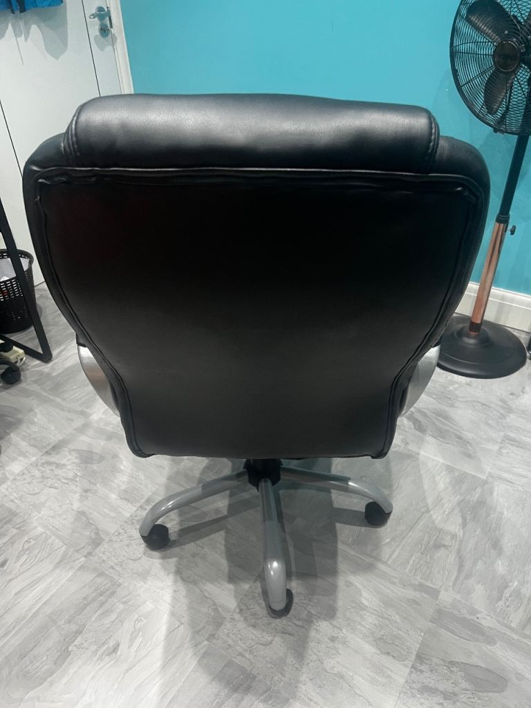 Office or computer chair in very good condition