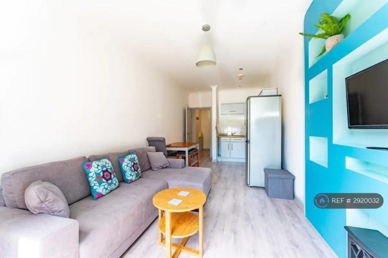 2 bedroom flat in Hawkwood Road, Bournemouth, BH5 (2 bed) (#2920032)