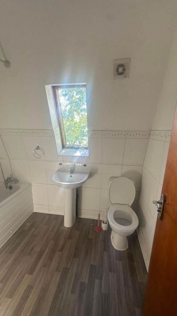 Newly Refurbished 1-Bedroom Flat – E13 