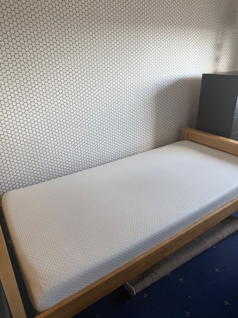 Single bed pine board