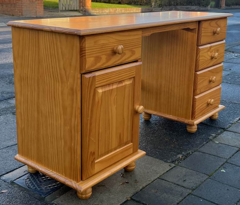 A QUALITY SOLID PINE DRESSING TABLE