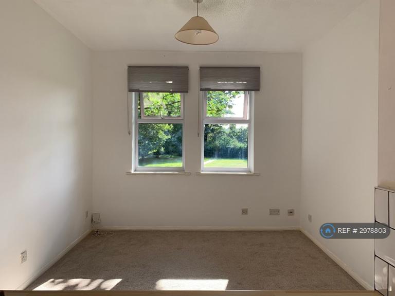 1 bedroom flat in High Street Colliers Wood, London, SW19 (1 bed) (#2978803)