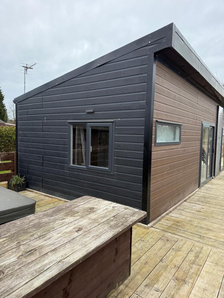 LIV LODGE 40X13 • 2 BED • CENTRE LOUNGE • OFF SITE SALE