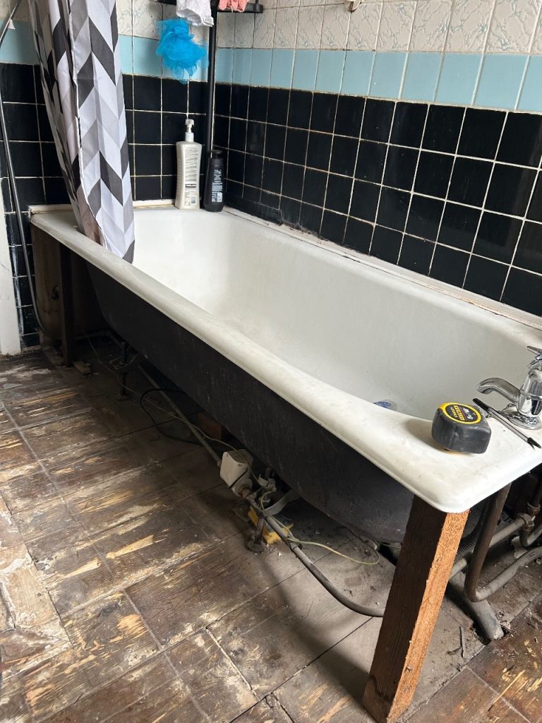 Vintage Cast Iron Bath – Great Condition Enamel – Collection Only