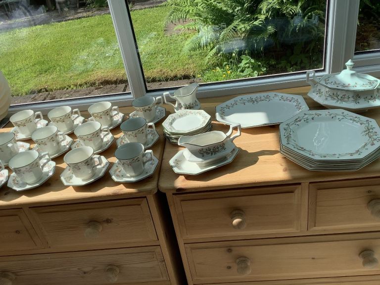 40 PIECES OF JOHNSON BROS ETERNAL BEAU CROCKERY 