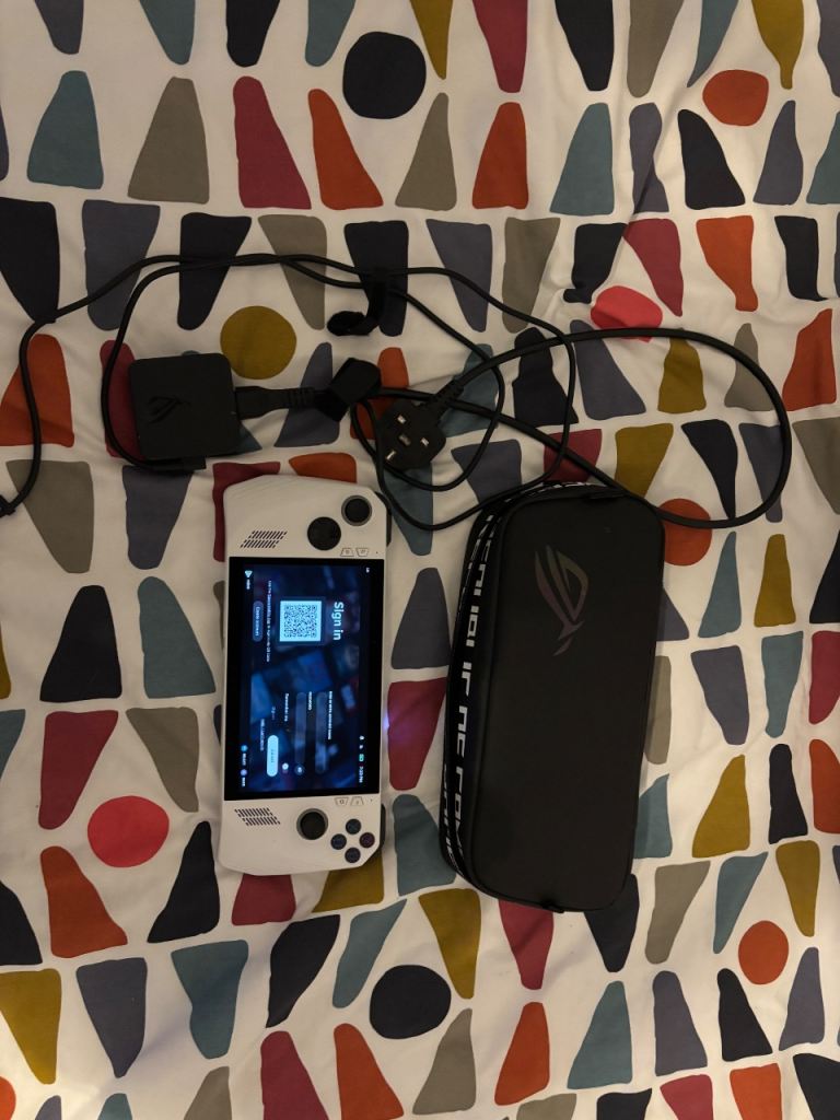 ROG ally z1e with STEAMOS comes with original box and has the ROG ally carrying case