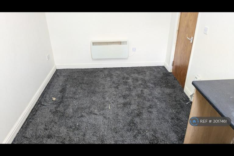 1 bedroom flat in Trafalgar House, Wolverhampton, WV1 (1 bed) (#3017461)