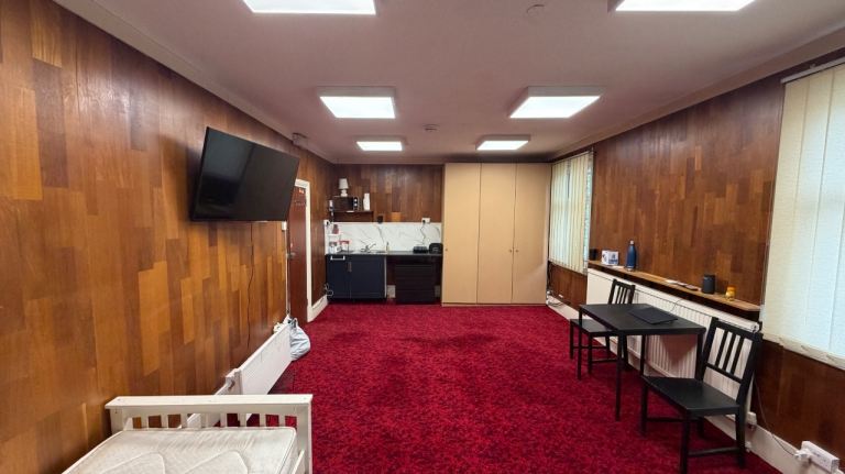 Sharing room (master bedroom) tv heater fan everything bills included