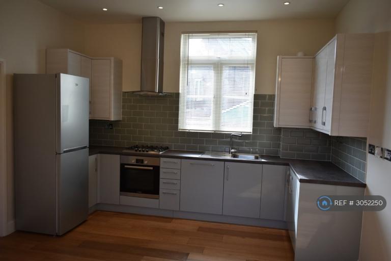 2 bedroom flat in The Broadway, Chesham, HP5 (2 bed) (#3052250)