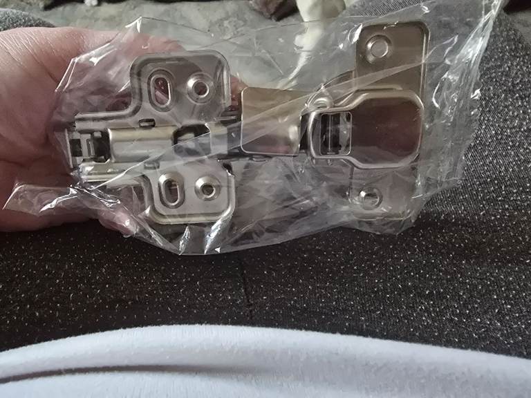Cupboard hinges