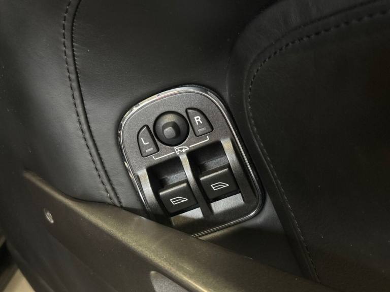 2011 Aston Martin Vantage 4.7 V8 Roadster 2dr Petrol Sportshift Euro 4 (420 bhp) Convertible Petr...