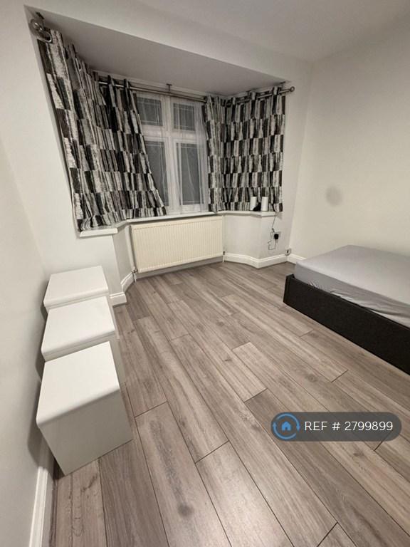 2 bedroom flat in Ilford, Ilford, IG6 (2 bed) (#2799899)