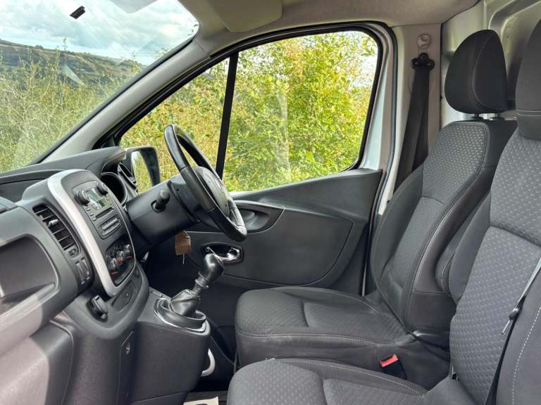 VAUXHALL VIVARO 1.6 CDTi 2700 BiTurbo ecoFLEX Sportive 2015