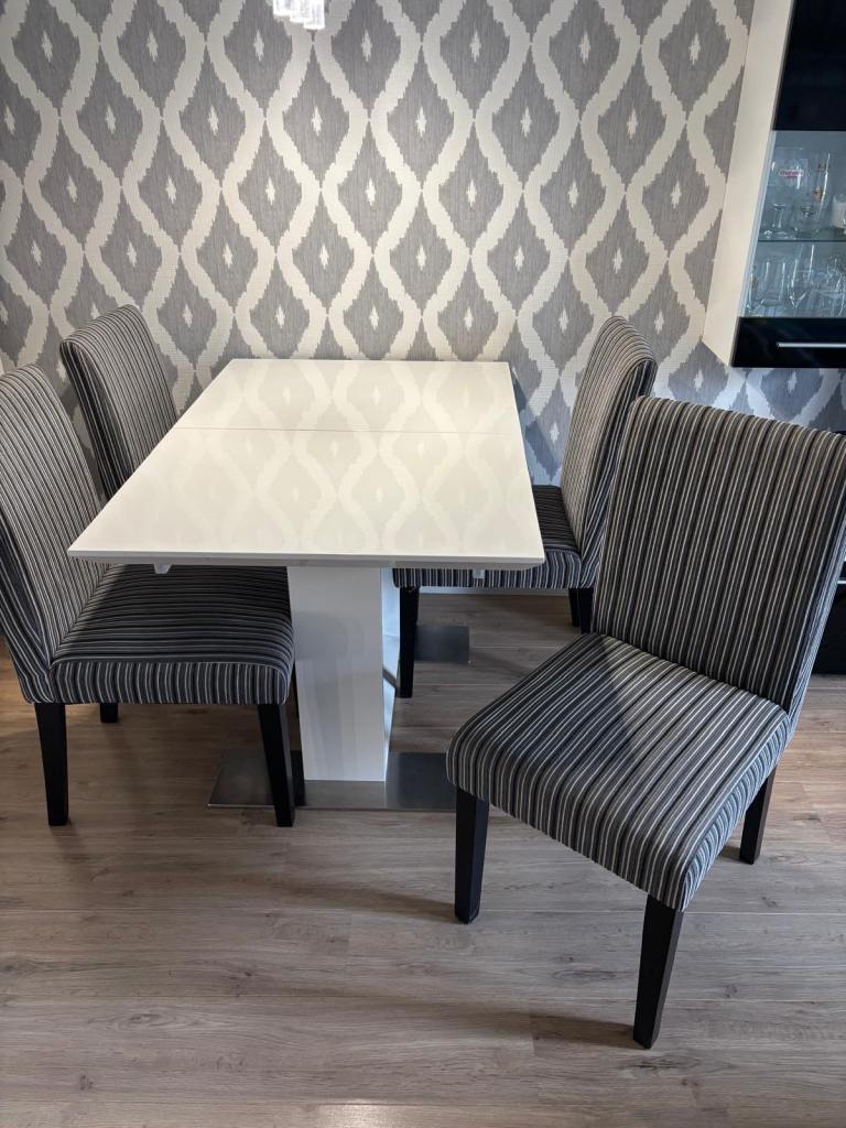 Extendable Dining Table with 4 Striped Chairs – Good Condition