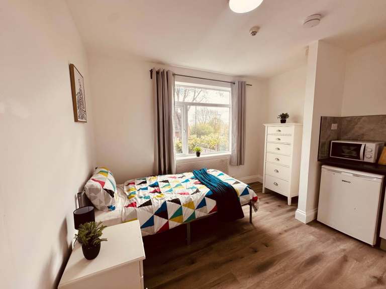 Spacious Self-Contained Studio per Week