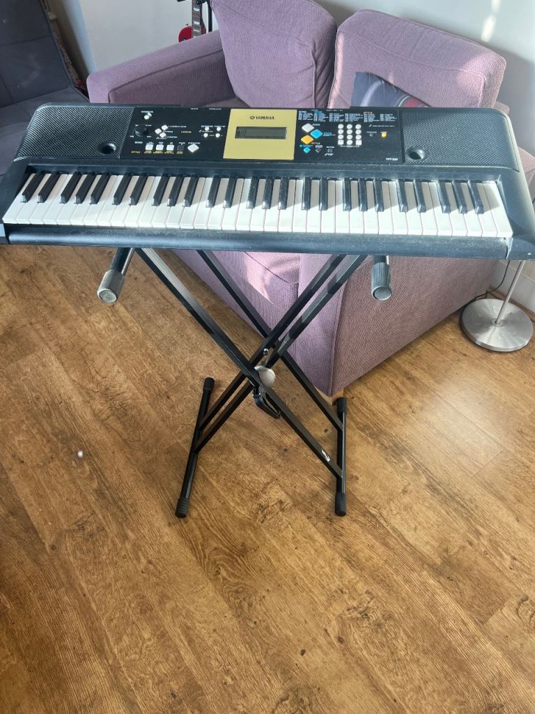 Yamaha YPT-220 Electronic Keyboard with stand - 61 keys
