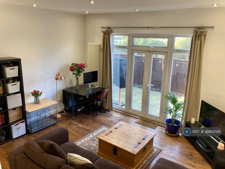 1 bedroom flat in Thornton Avenue, London, SW2 (1 bed) (#2880029)