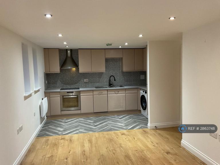 2 bedroom flat in Hyde Road, Manchester, M12 (2 bed) (#2863748)