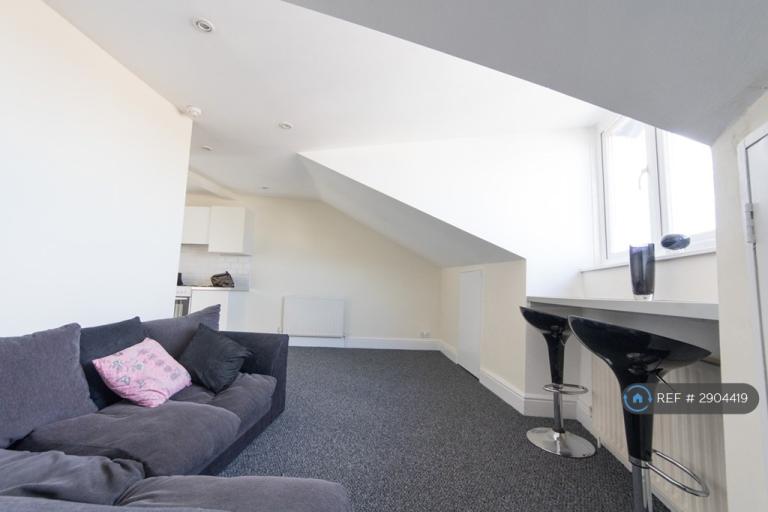 1 bedroom flat in Queens Road, Buckhurst Hill, IG9 (1 bed) (#2904419)