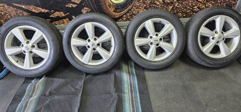 Nissan Qashqai Genuine 17 alloy wheels + 4 x tyres 215 60 17