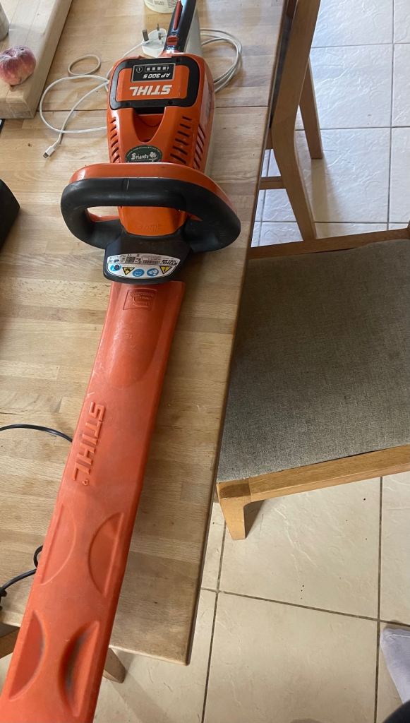 Stihl HSA 86 Cordless Hedge Trimmer 18V - Blade Cover Included