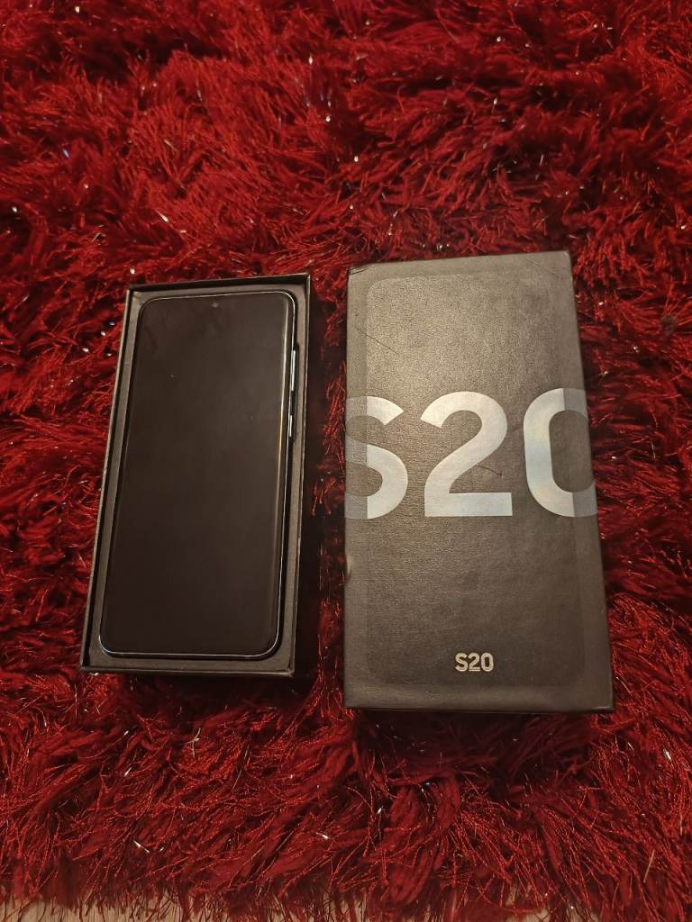 Samsung s20 cloud blue colour in box with scosche magic mount charger both in good condition 