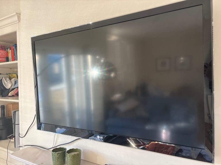 LG Flat Screen TV – Good Condition, Black