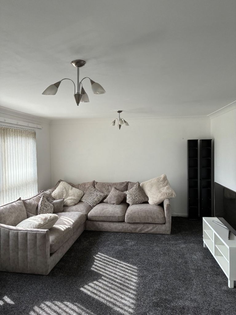 Newly decorated 3 bedroom flat to rent in the west end (price includes council tax)