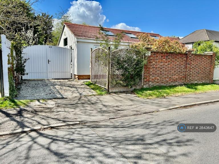 1 bedroom house in Hamilton Close, Epsom, KT19 (1 bed) (#2843647)