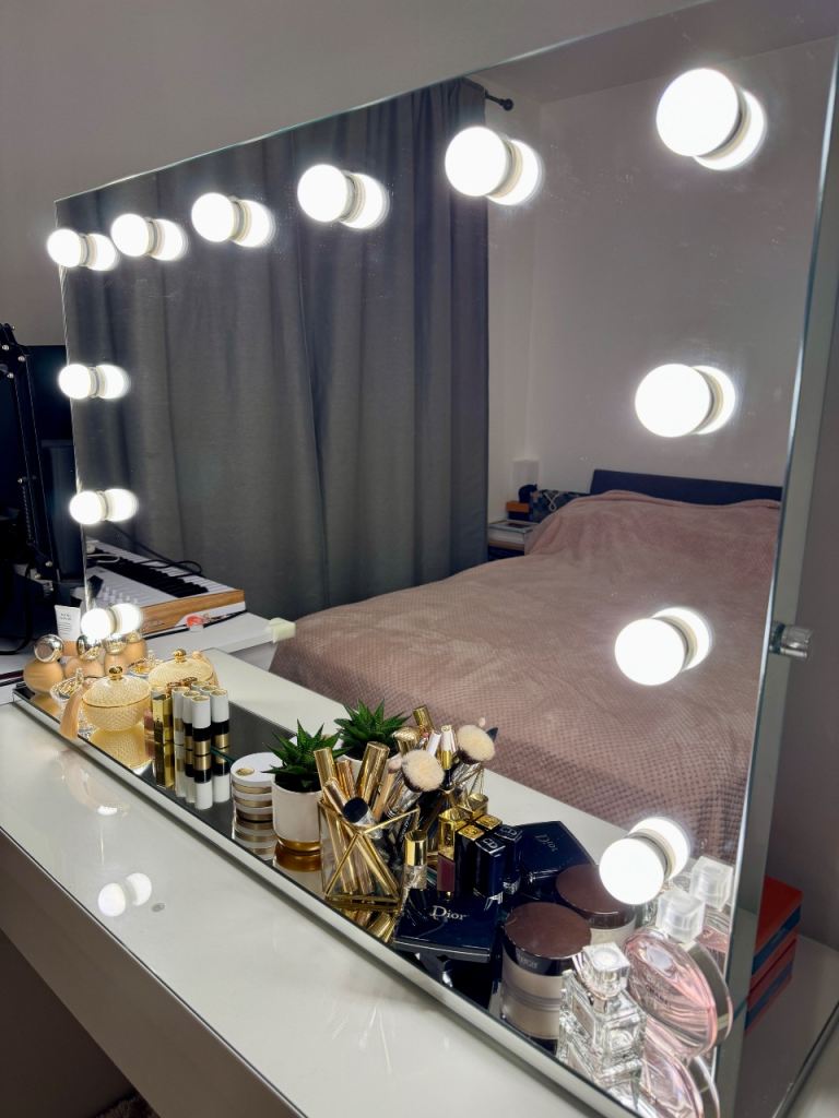 Hollywood mirror + vanity table. Dimmable lights 