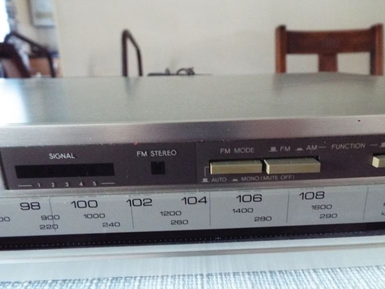 Toshiba AM/FM tuner