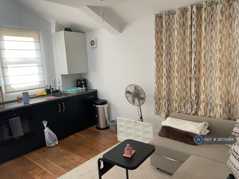 1 bedroom flat in Ormiston Grove, London, W12 (1 bed) (#2879369)