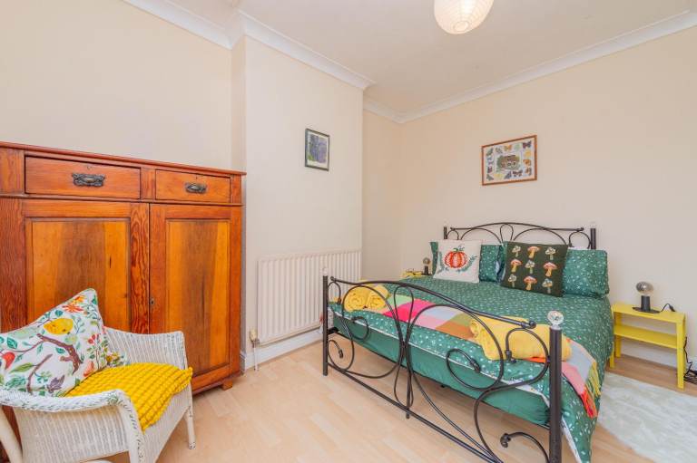 Spacious 3 bed fully furnished house available short or long stay no contract required