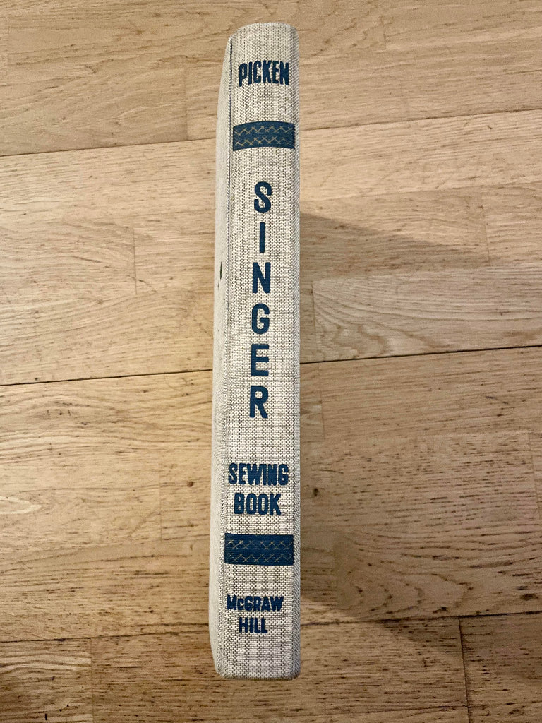 VGC VINTAGE 1954 SINGER SEWING BOOK - MARY BROOKS PICKEN (Antique Collectable)