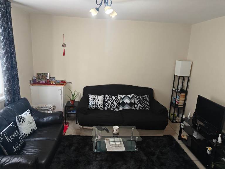 1 Room Available in a Clean 2-Bedroom house Kingbed